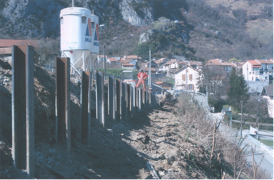 Chantier de renforcement d'un remblai par paroi berlinoise (source : CETE du Sud-Ouest)
