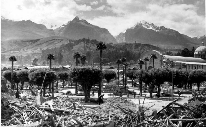 Fichier:Plaza de Armas Huaraz terremoto 1970 bn.jpg