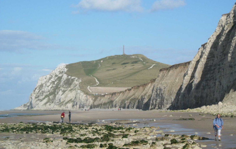 Fichier:Vue sur le Grand Blanc Nez et le cran d'Escalles.bmp