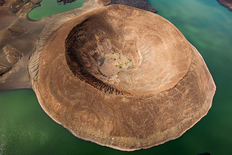 Fichier:Nabiyotum Crater Lake, Kenya, Michael Poliza.jpg