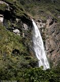 Chutes d'eau et érosion des falaises, Pérou.jpg