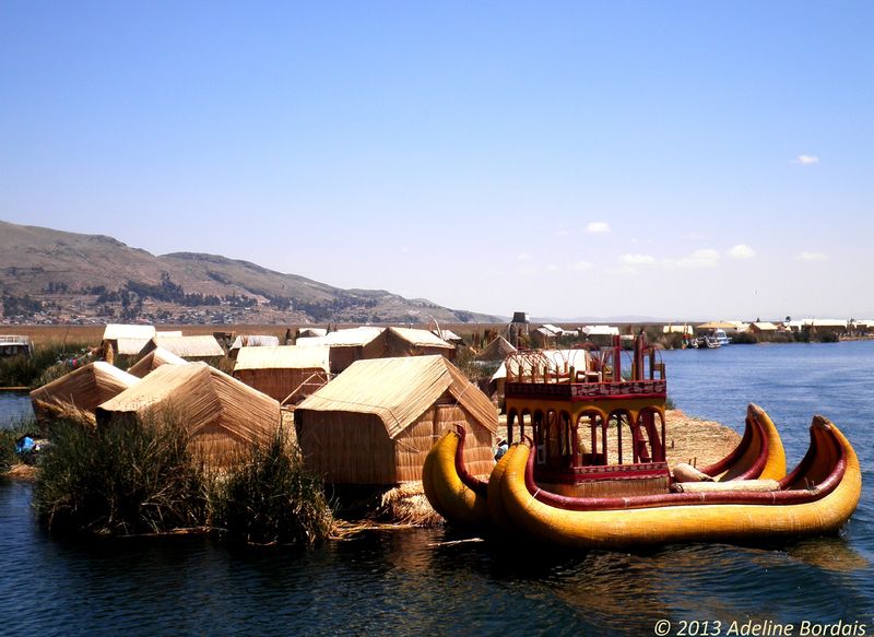Fichier:Les îles flottantes de Uros, Lac Titicaca, Pérou.jpg